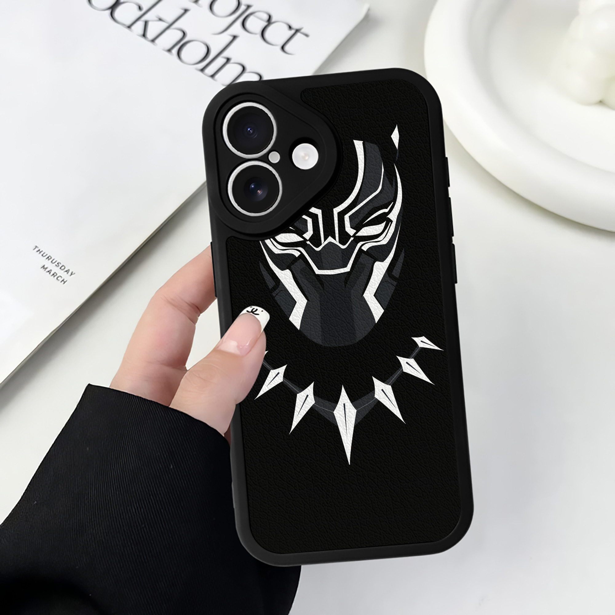 （画像用） アベンジャーズ The Avengers 【iPhone 16シリーズ対応】シリコンスマホケース（レザー調） 材質：シリコン